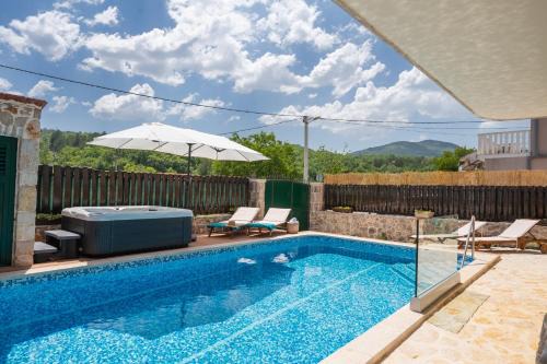 Prolozac House | Villa Old House I Hot tub and pool, near Imotski