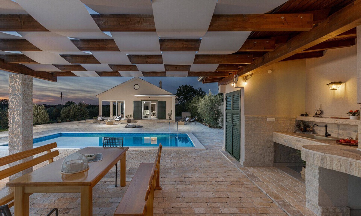 Smilcic Villa | Villa Oliveto with pool,jacuzzi & sauna