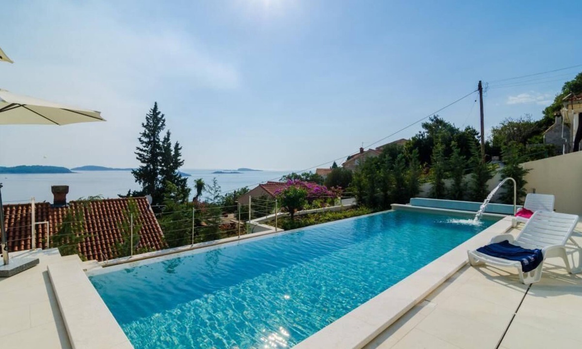 Plat Villa | Villa Orlando - Five Bedroom Villa with Swimming Pool and Sea View