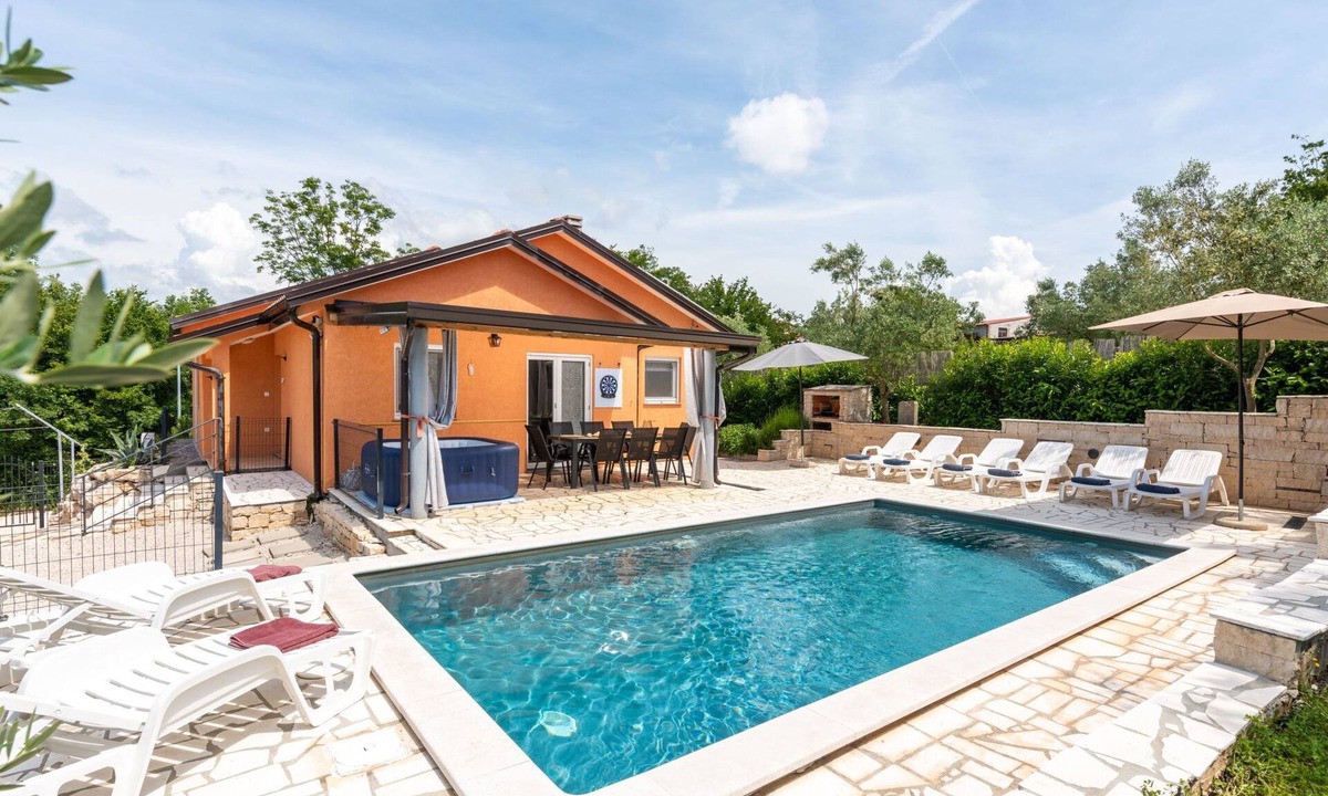 Radini House | Villa Pendolina mit privatem Pool und Jacuzzi by Interhome