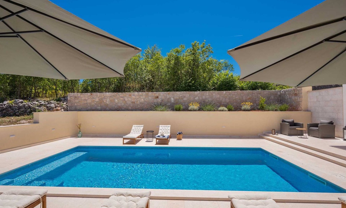 Sestanovac Villa | Villa Pietra | Heated Pool near Omiš