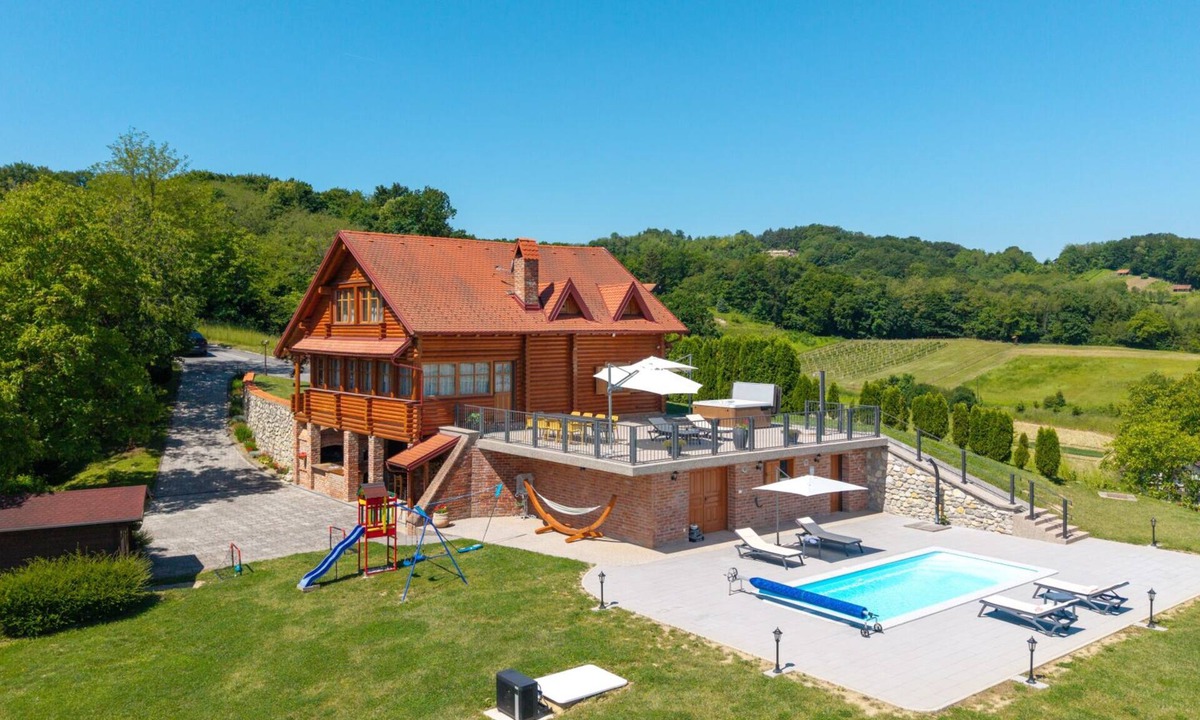 Veliko Trgovisce Villa | Villa Pine Log by Villas Guide