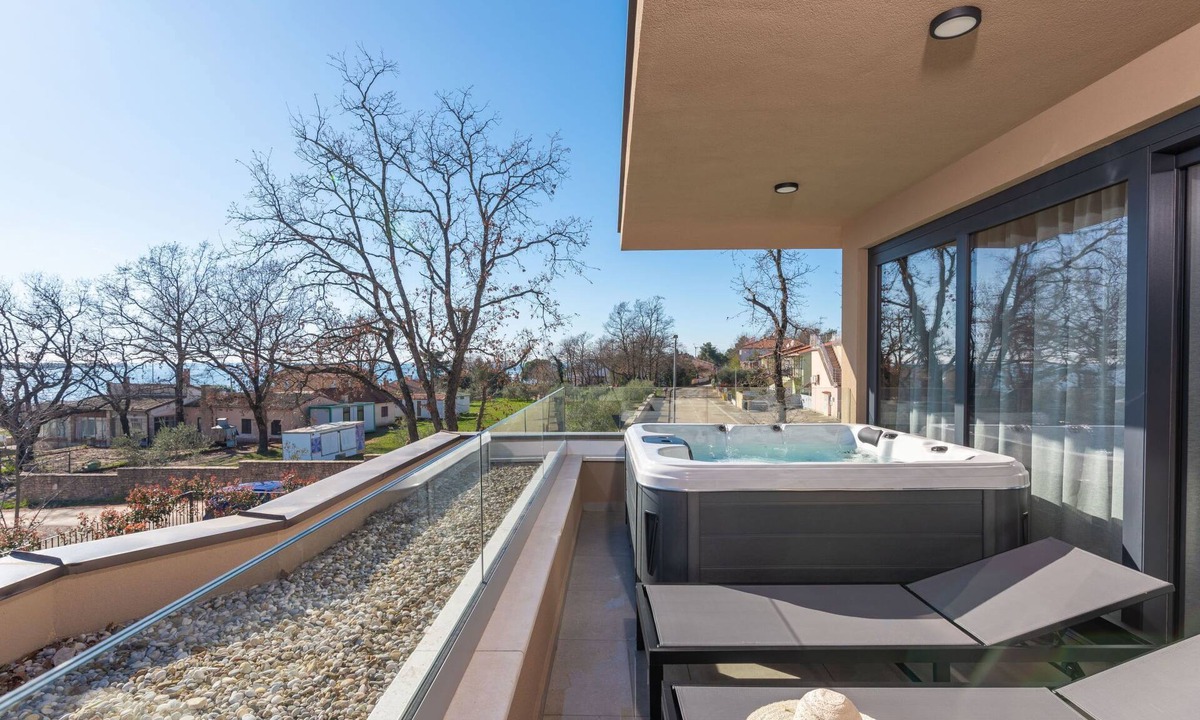 Karigador Apartment | Villa Querchus Penthouse 8 partment mit Jacuzzi by Interhome