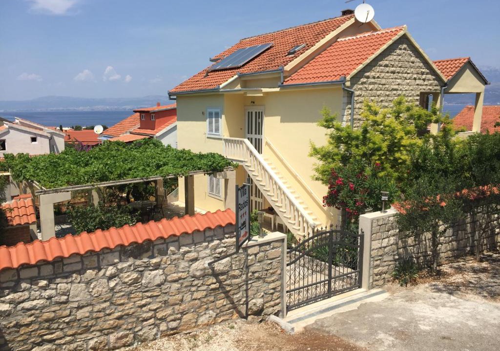 Supetar Apartment | Villa Radoš - 4 Sterne, 3 Apartments für maximal 18 Gäste