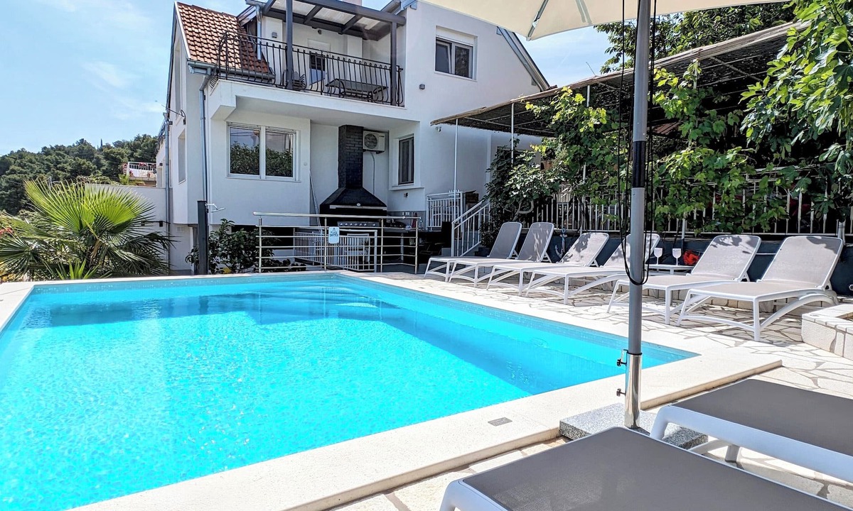 Mastrinka House | Villa Rosa vacation home with two apartments on Čiovo Trogir, pool 150m to the beach