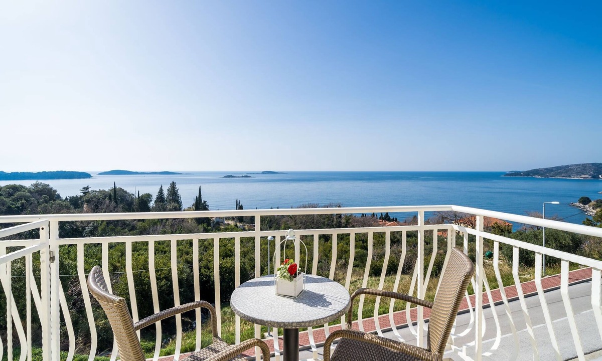 Plat Apartment | Villa Samba - Standard One-Bedroom Apartment with Balcony and Sea View