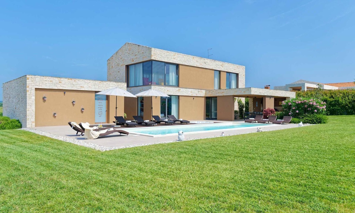 Nova Vas Villa | Villa Sanpadeo- 4 bedrooms, 4 bathrooms, private pool, pet friendly.