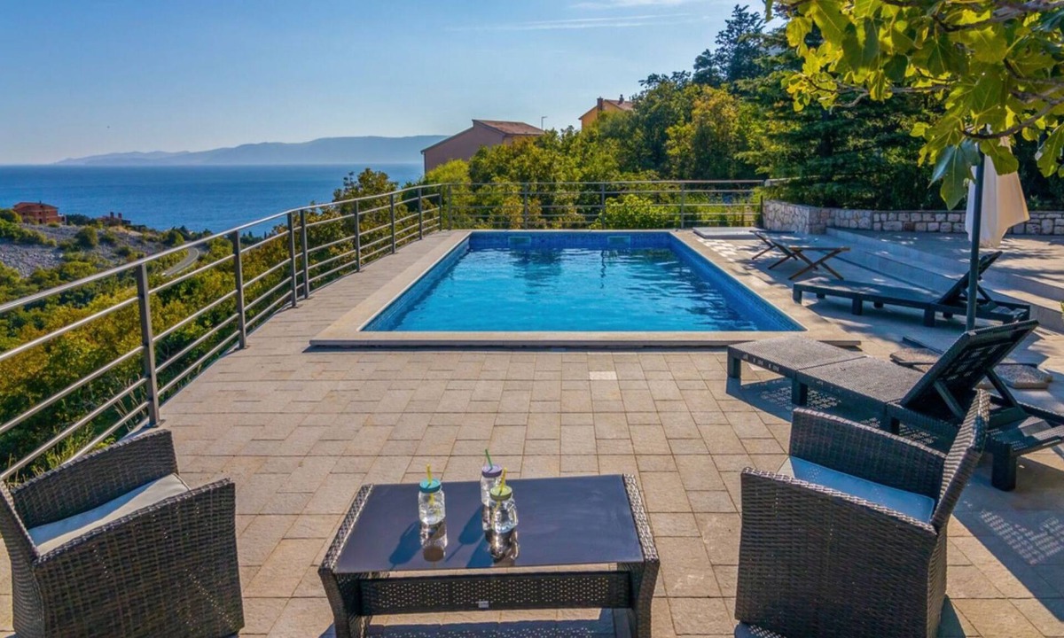 Novi Vinodolski Villa | Villa Serenata pool Novi Vinodoski by Villas Guide