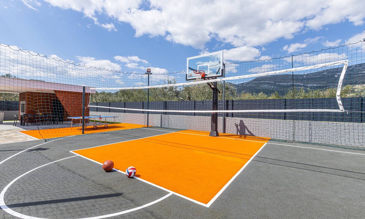 Kastel Stari Villa | Villa SEVEN HEARTS with heated pool and private basketball court near Split