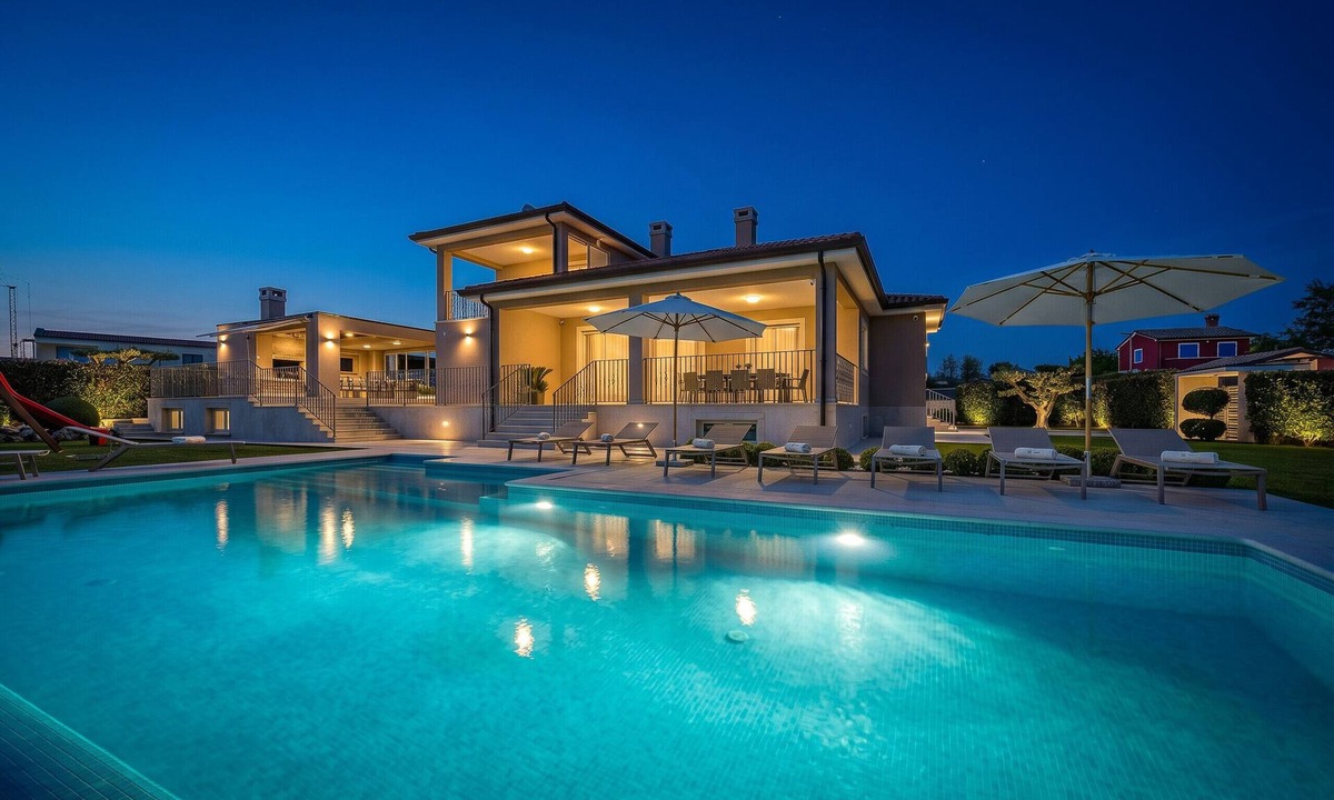Kastelir-Labinci Villa | Villa Silvia near Poreč for 10 people with infinity pool and large playground