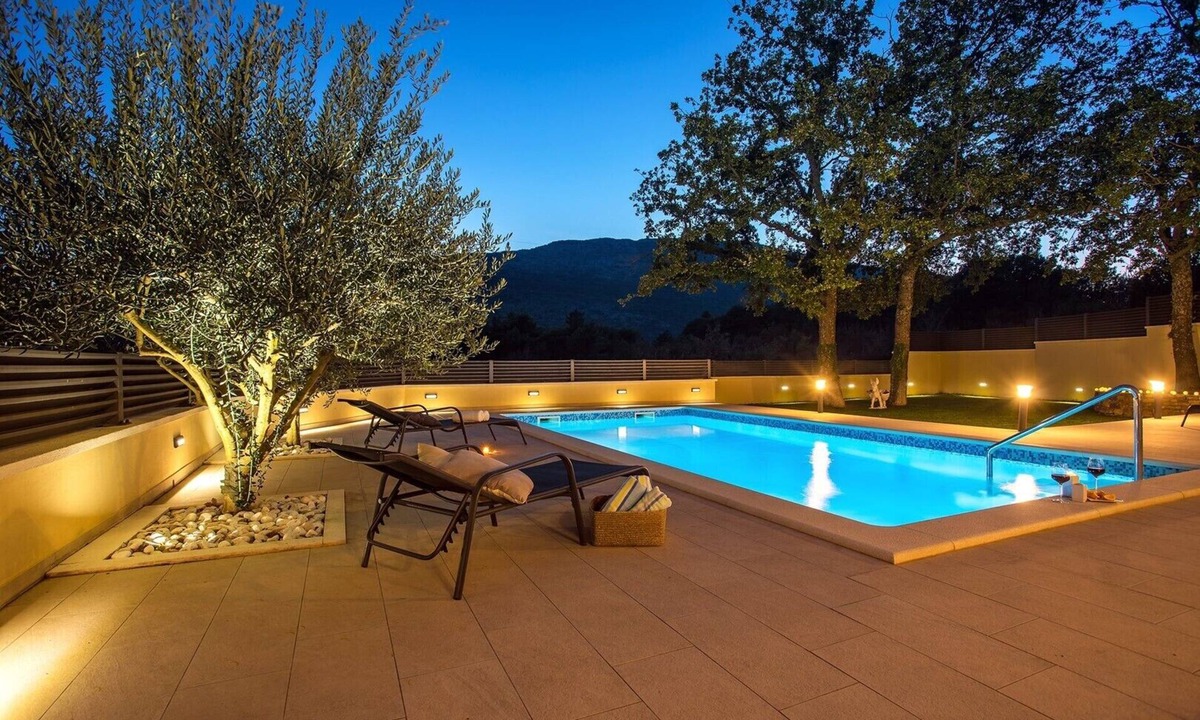 Omis Apartment | VILLA SKURA- private heated pool 32m2, summer kitchen, 4 bedrooms, garden