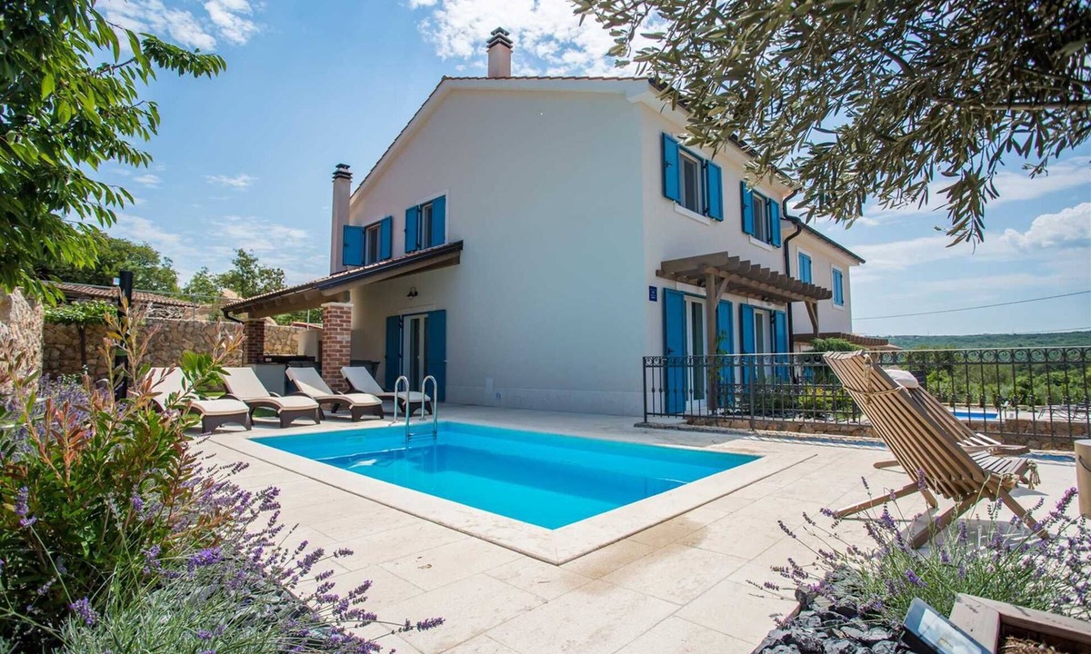 Dobrinj Villa | Villa Tana with a swimming pool, outdoor kitchen, BBQ & SUP