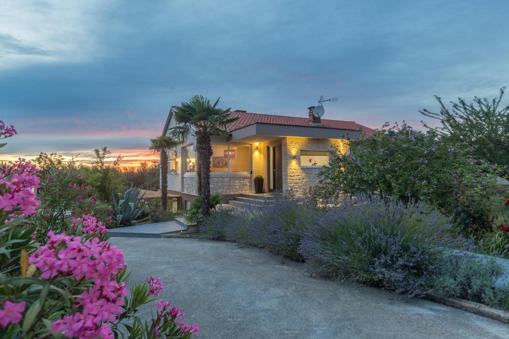 Kastelir Villa | Villa Viktoria