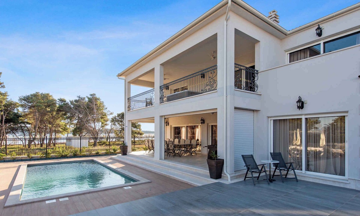 Vodice Villa | Villa with great facilities, sea views, pool and jacuzzi