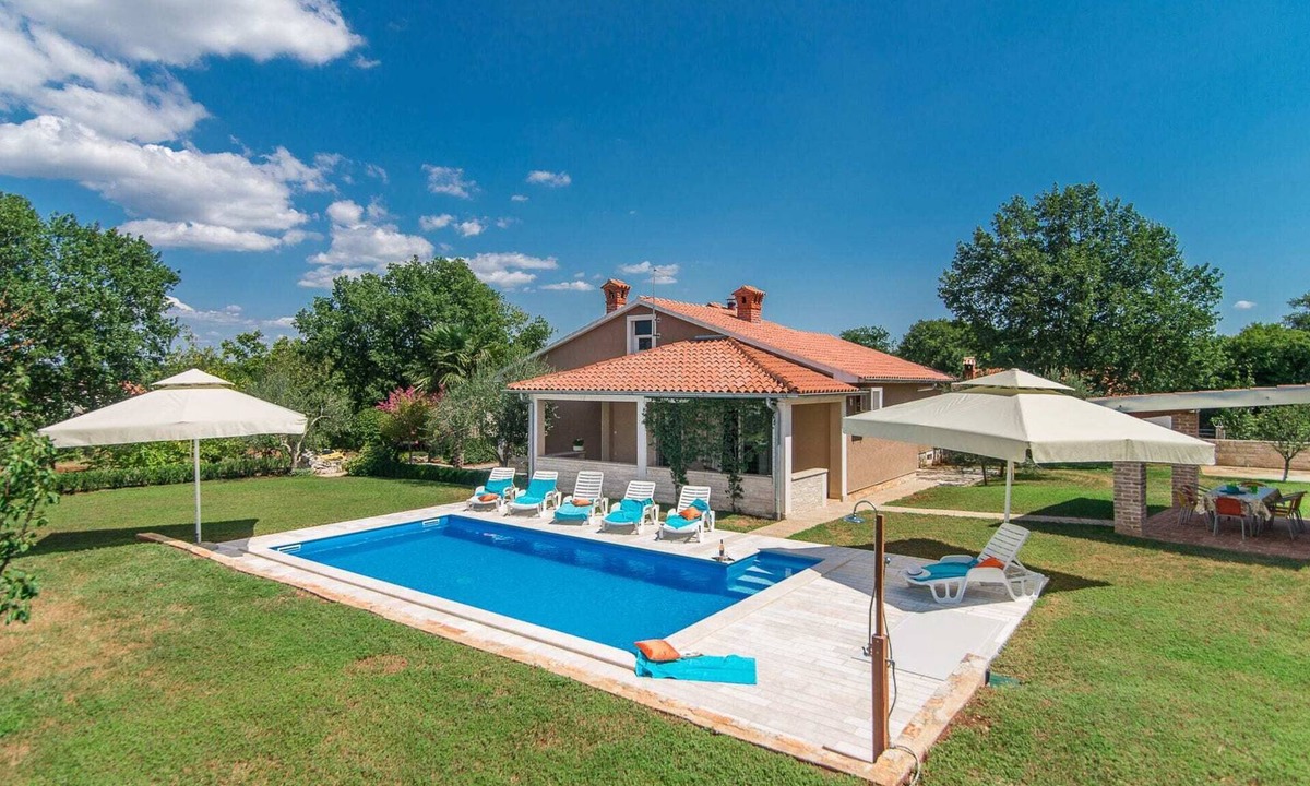 Selina Cabin | Villa with private pool, large garden and BBQ in quiet village