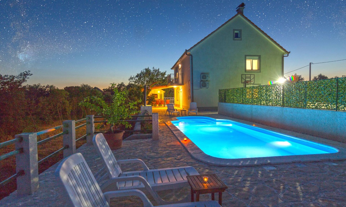 Lovrec Villa | Villa with private pool and tennis playground without neighbours for 12 people
