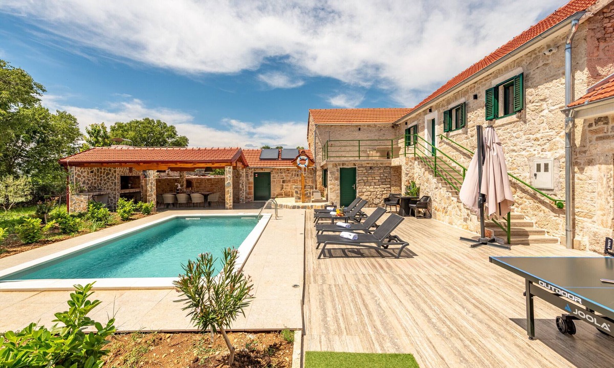 Oklaj Villa | Villa Zvonimir ZadarVillas