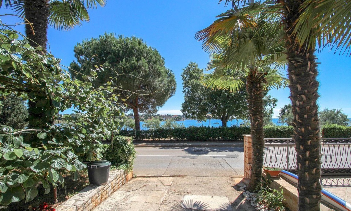 Karigador Apartment | Vintage flat just 60 metres from the beach with private parking, terrace, barbecue