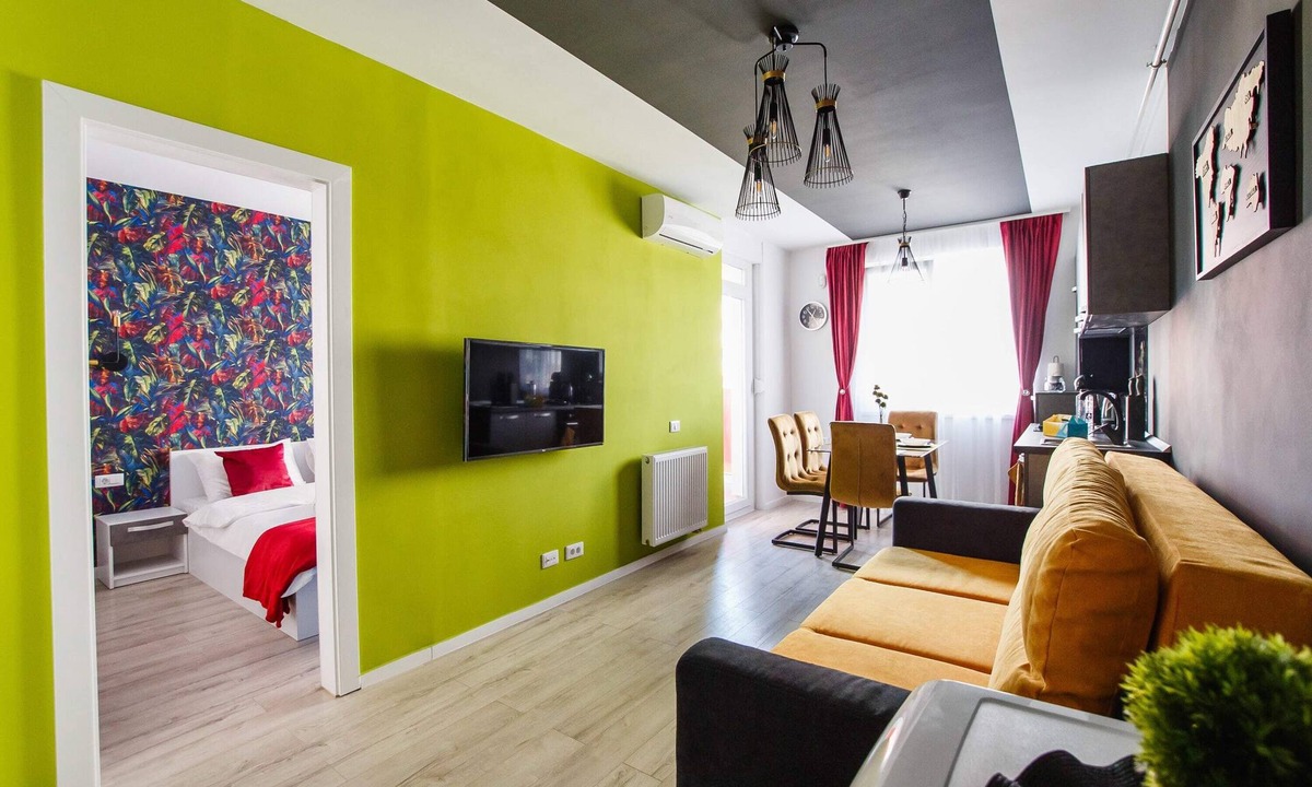 Oradea Apartment | Vivid Colors near City Center