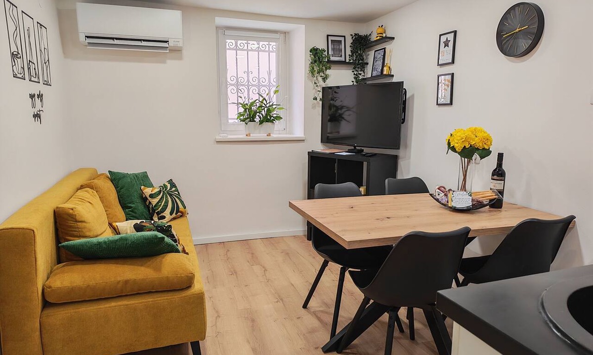Koper Apartment | Welcome to Apartment Luanna, a cozy sanctuary in the old town core of Koper.