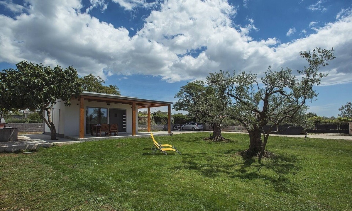 Valbandon House | Well-kept vacation home with modern equipment, parking, air conditioning, WLAN - pets are also welcome