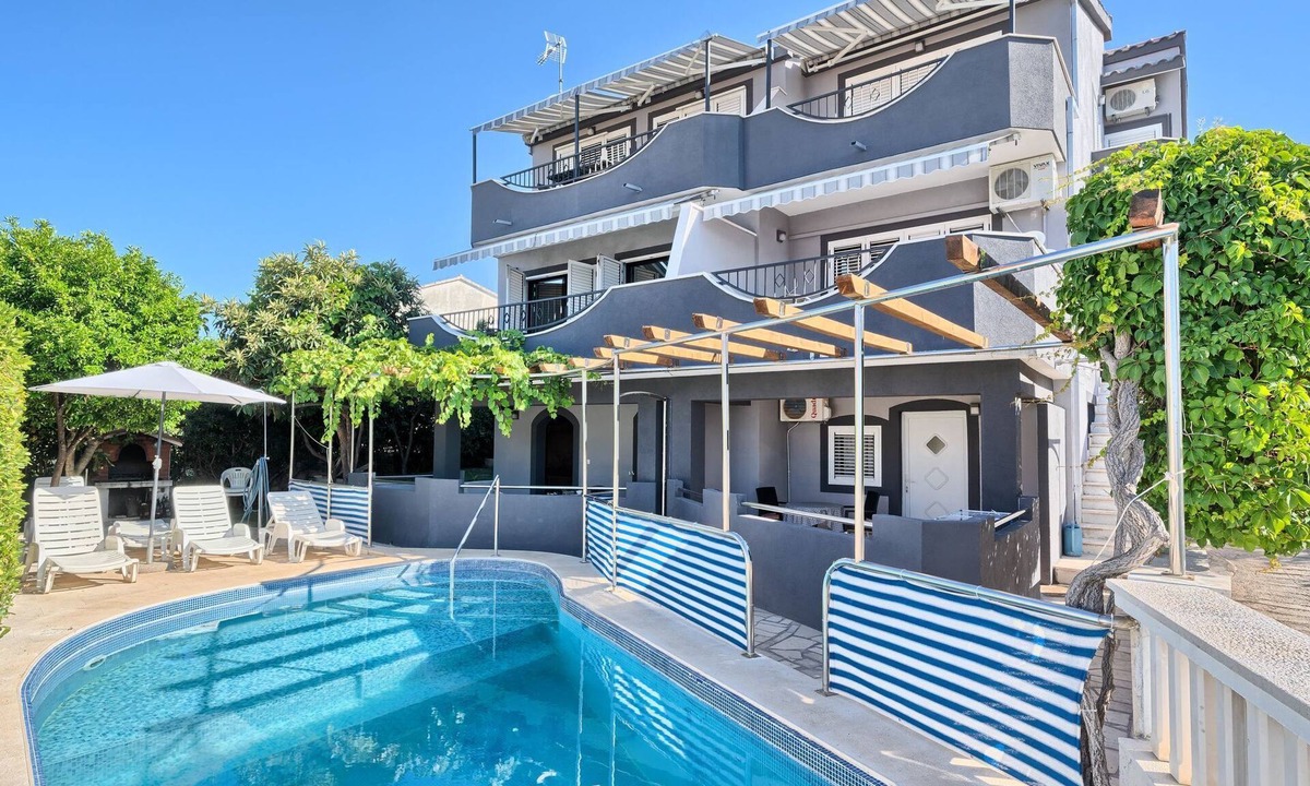 Businci Apartment | Wohnung in Okrug Gornji mit Terrasse, gemeinsamem Pool und Grill by Interhome