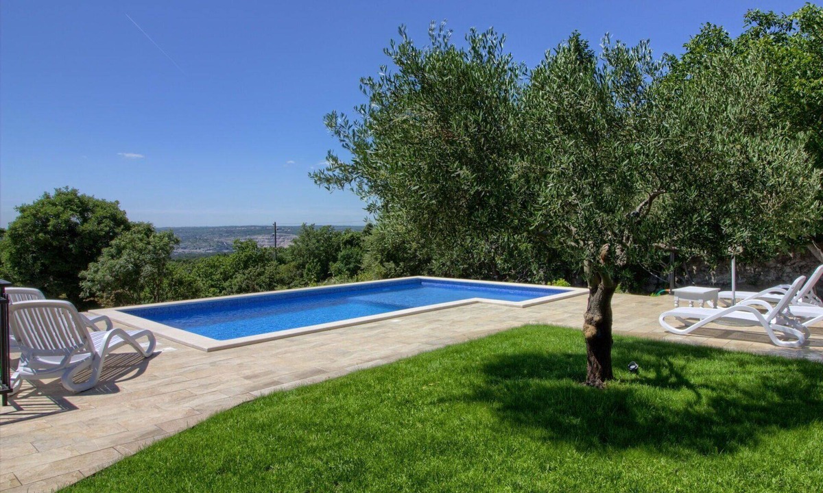 Brovinje House | Wonderful private villa for 10 guests with private pool, A/C, WIFI, TV, terrace and pets allowed