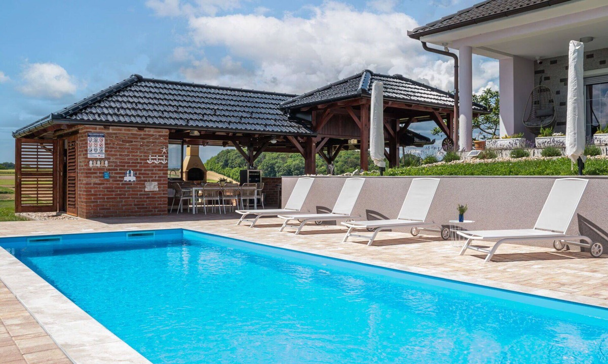 Krizevci House | Wonderful private villa with WIFI, private pool, A/C, TV, terrace, pets allowed and panoramic view
