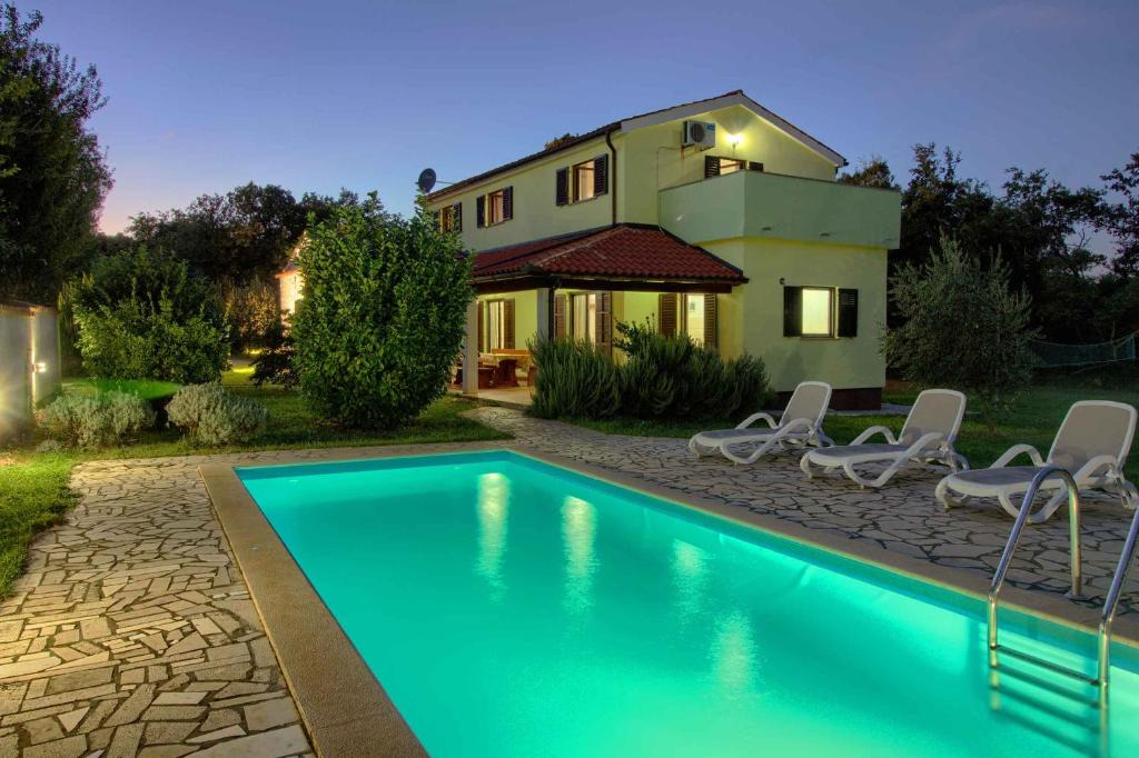 Pavicini Villa | Wonderful villa Fuma with pool near the beach, big kids playground