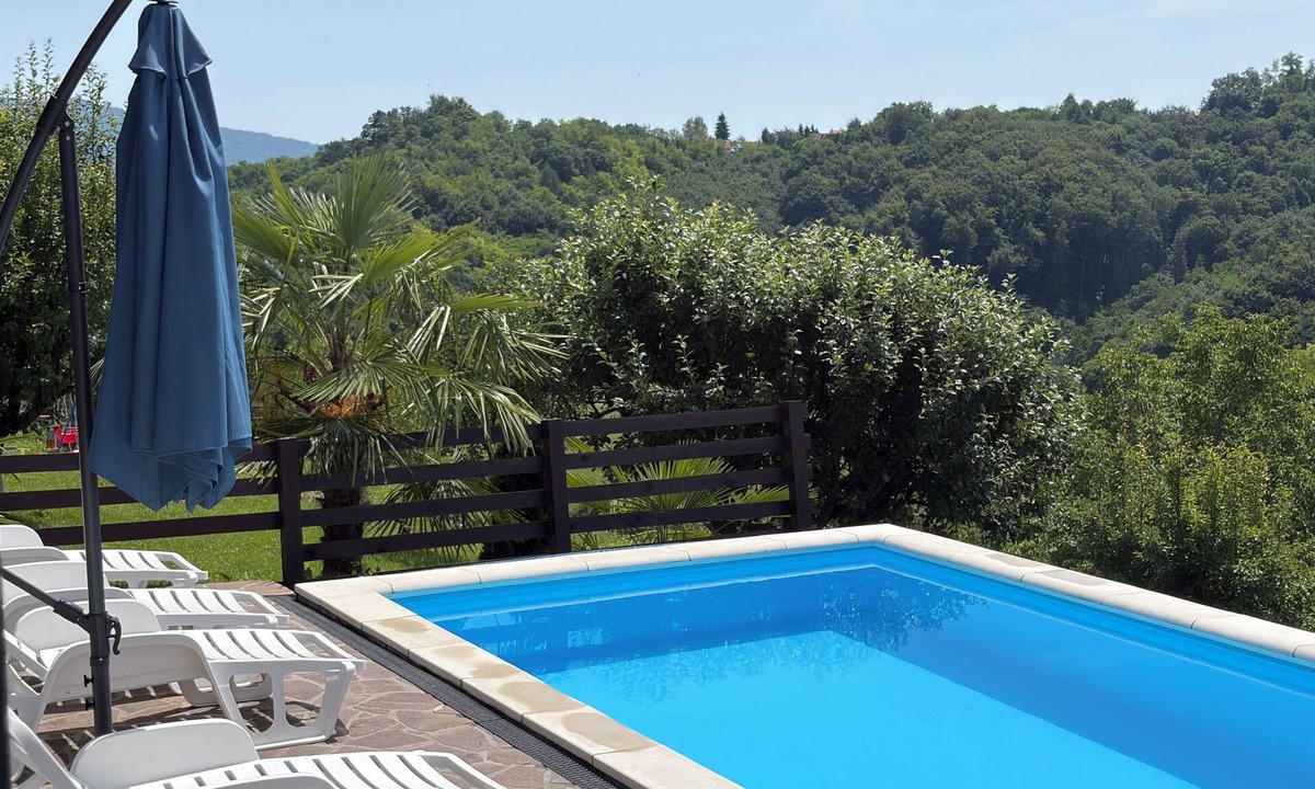 Kupljenovo House | Wooden house with pool and views of Medvednica and vineyards