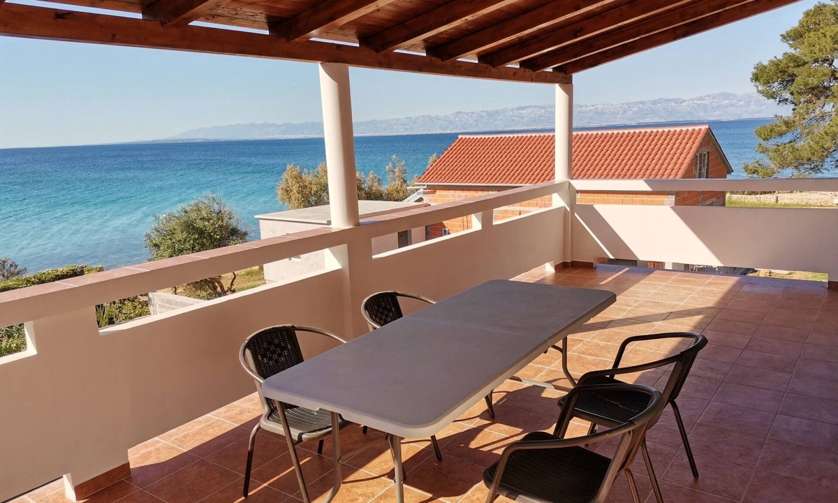 Muline Apartment | Wunderschöne Ferienwohnung in Ugljan mit Terrasse by Interhome
