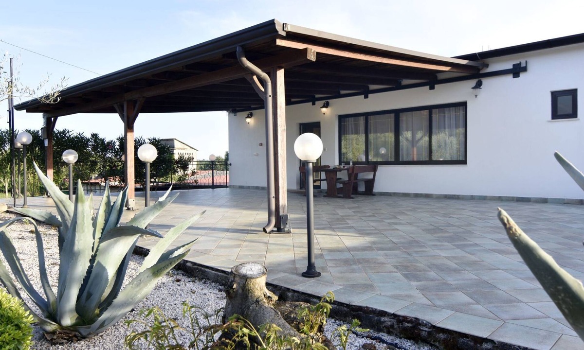 Crveni Vrh Apartment | Zweizimmerwohnung mit großer Terrasse in Grupija by Interhome
