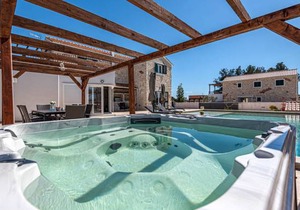 4 bedroom accommodation in Zaton