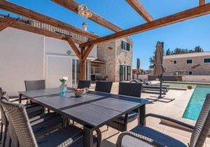 4 bedroom accommodation in Zaton