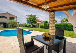 4 Bedroom Cozy Home In Linardici