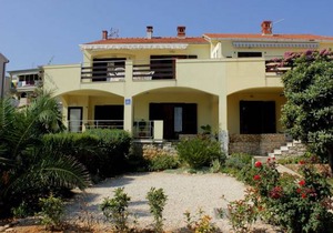 Apartment Davor - 20m from sea : A2 Mali Iz (Island Iz), Zadar riviera