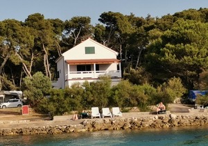 Apartment Igi - 15m from the sea: - Susica, Island Ugljan, Croatia