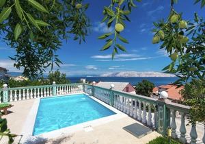 Apartment with shared swimming pool in Senj