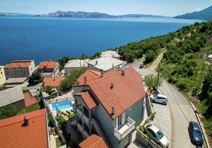 Apartment with shared swimming pool in Senj