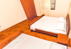 Apartments INGA for up to 10 people near the beach
