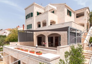Awesome apartment in Okrug Donji