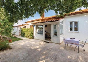 Awesome Apartment In Brsec With Wifi