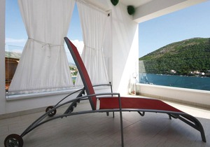 Beach front apartment in Grebastica with WiFi
