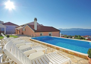 Cozy apartment in Podaca with swimming pool