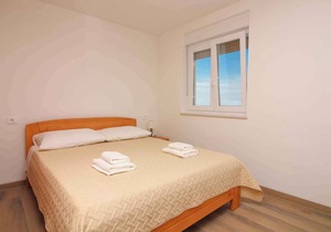 Holiday apartment with terrace and sea view