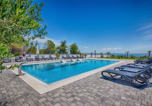 Holiday apartment with pool, lake view, quiet location for 4 people