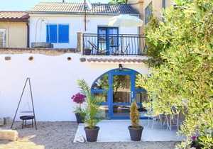 Holiday home with air conditioning and terrace