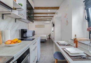 Make yourself comfortable for two in this compact vacation apartment with sea view. in Hreljin