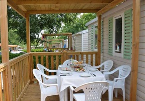 Mobilehome with tennis court and outdoor pool