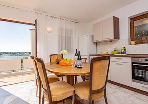 Nice apartment in Brodarica with house sea view